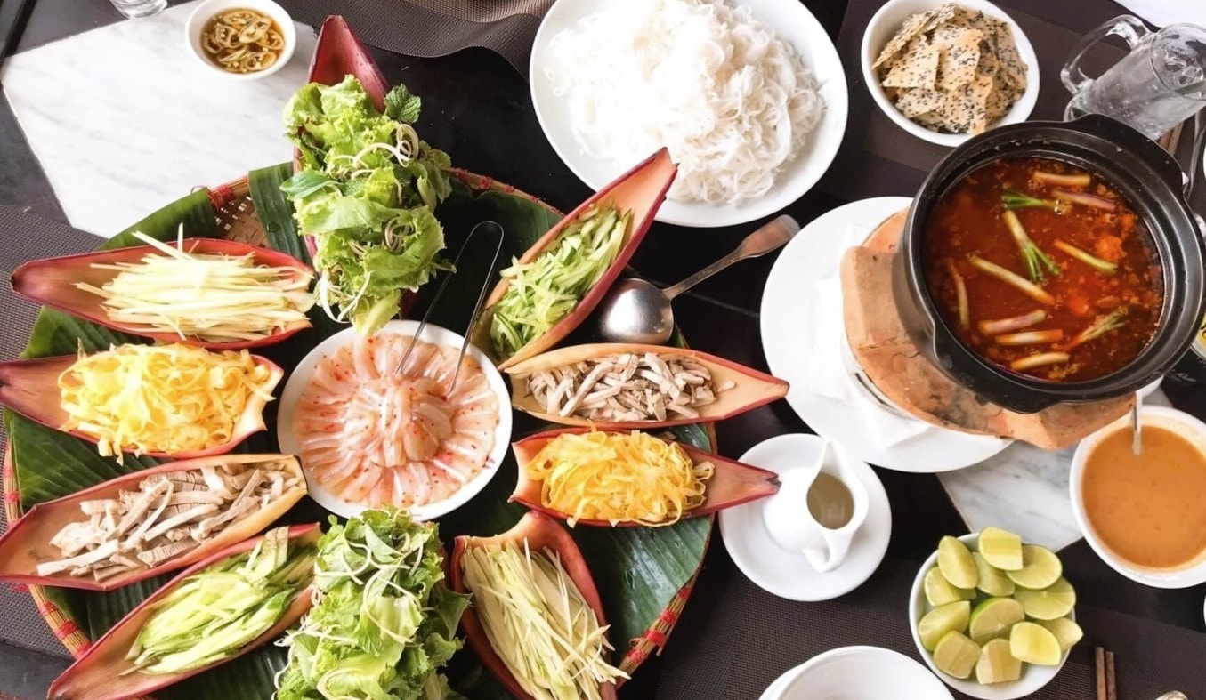 Ez a forró edényben készült étel a Lam Dong tartomány tengerparti lakosainak autentikus ízeit testesíti meg.