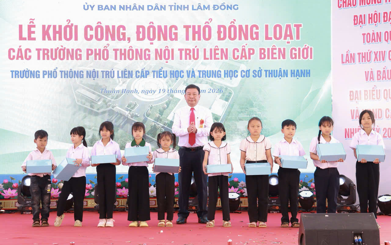 Phó Bí thư Tỉnh uỷ Bùi Thắng trao tặng những phần quà ý nghĩa cho các em học sinh