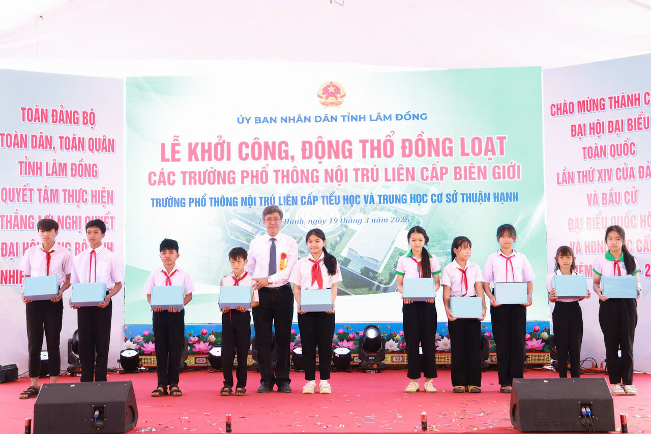 TUV, Phó Chủ tịch UBND tỉnh Nguyễn Minh tặng quà, động viên các em học sinh trong hành trình học tập và rèn luyện