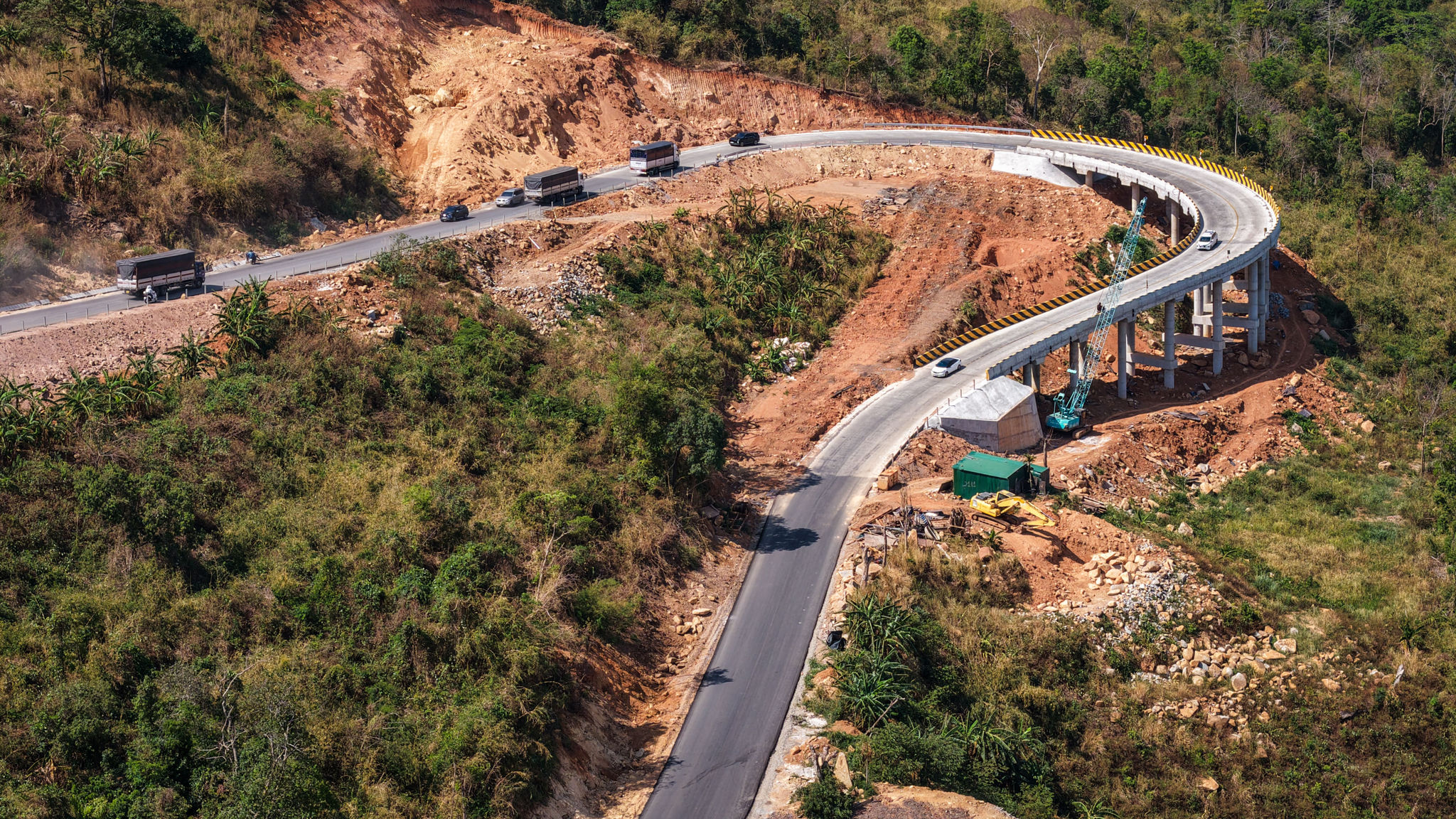 Một cây cầu cạn nắn tuyến đã thông xe