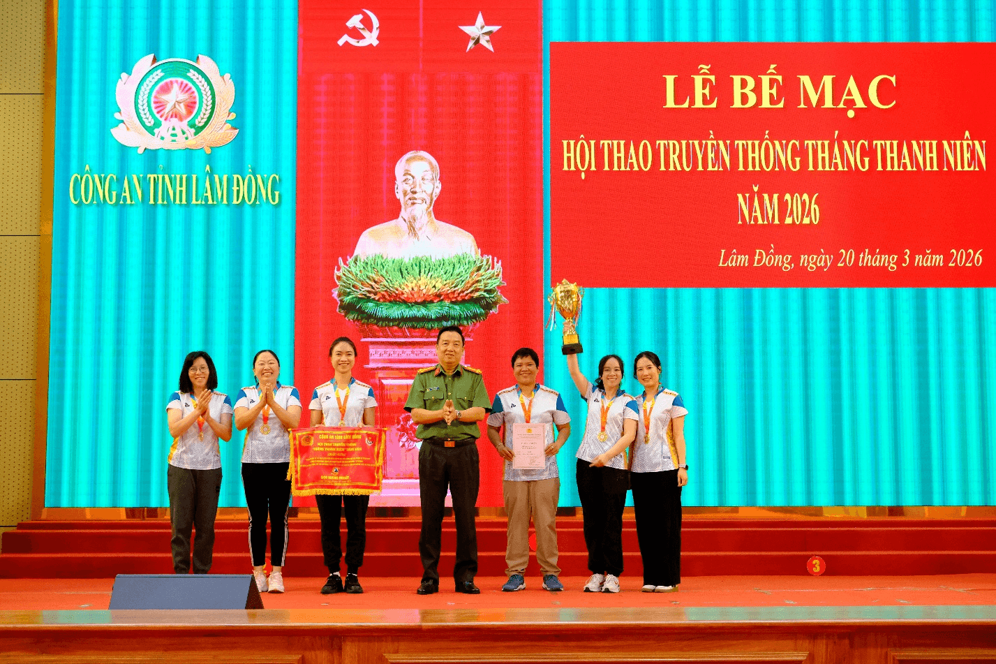 Đại tá Trần Văn Mười, Tỉnh ủy viên, Phó Bí thư Đảng ủy, Phó Giám đốc Công an tỉnh trao cúp vô địch nội dung bóng chuyền hơi nữ