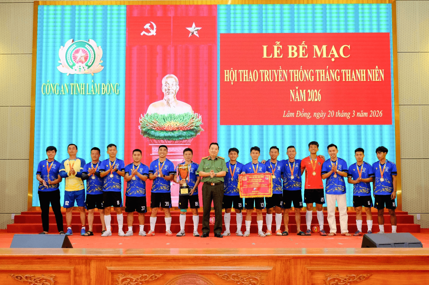 Đại tá Trần Văn Mười, Tỉnh ủy viên, Phó Bí thư Đảng ủy, Phó Giám đốc Công an tỉnh trao cúp vô địch nội dung bóng đá nam cho đội tuyển phòng Cảnh sát cơ động