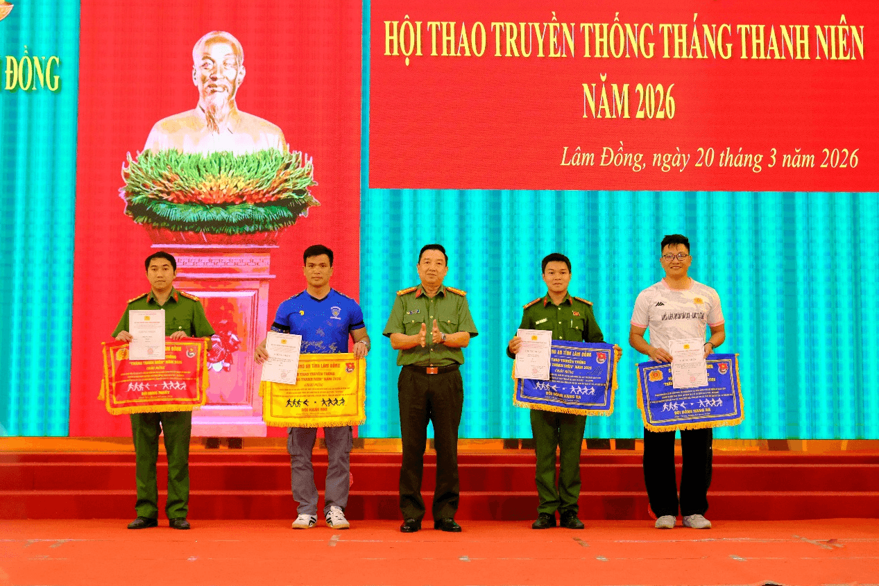 dai-ta-tran-van-muoi-tinh-uy-vien-pho-bi-thu-dang-uy-pho-giam-doc-cong-an-tinh-trao-giai-cho-cac-doi-doat-giai-nhat-nhi-ba-noi-dung-keo-co(1).png