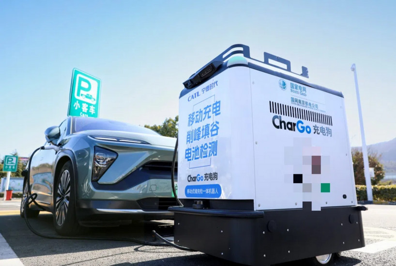 Robot sạc di động hoạt động tại khu dịch vụ đường cao tốc