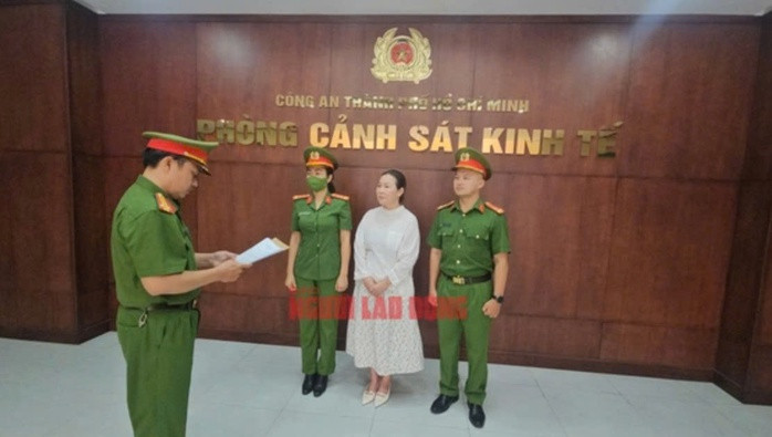Công an đọc lệnh bắt bà Nguyễn Ngọc Tiền