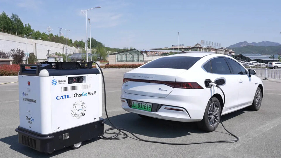 Robot sạc CharGo đang sạc cho xe điện BYD tại Trung Quốc