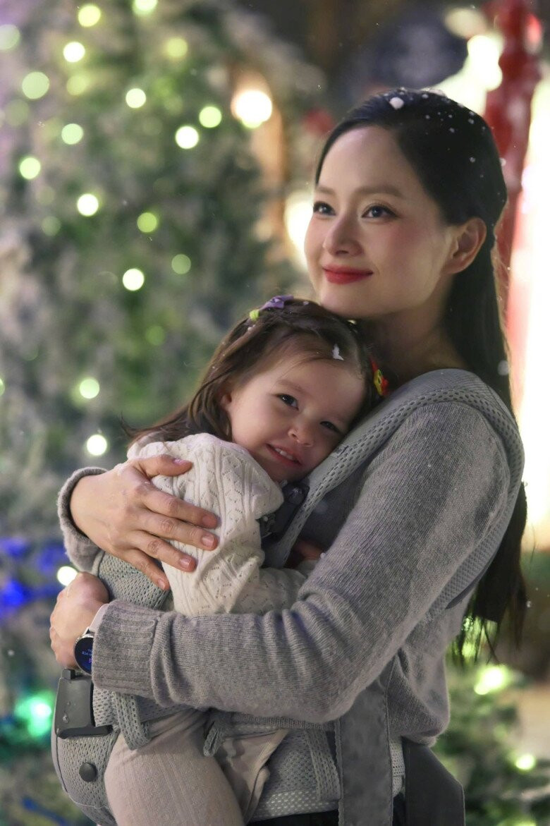 Nữ diễn viên dành thời gian và tâm sức để chăm sóc 2 con.