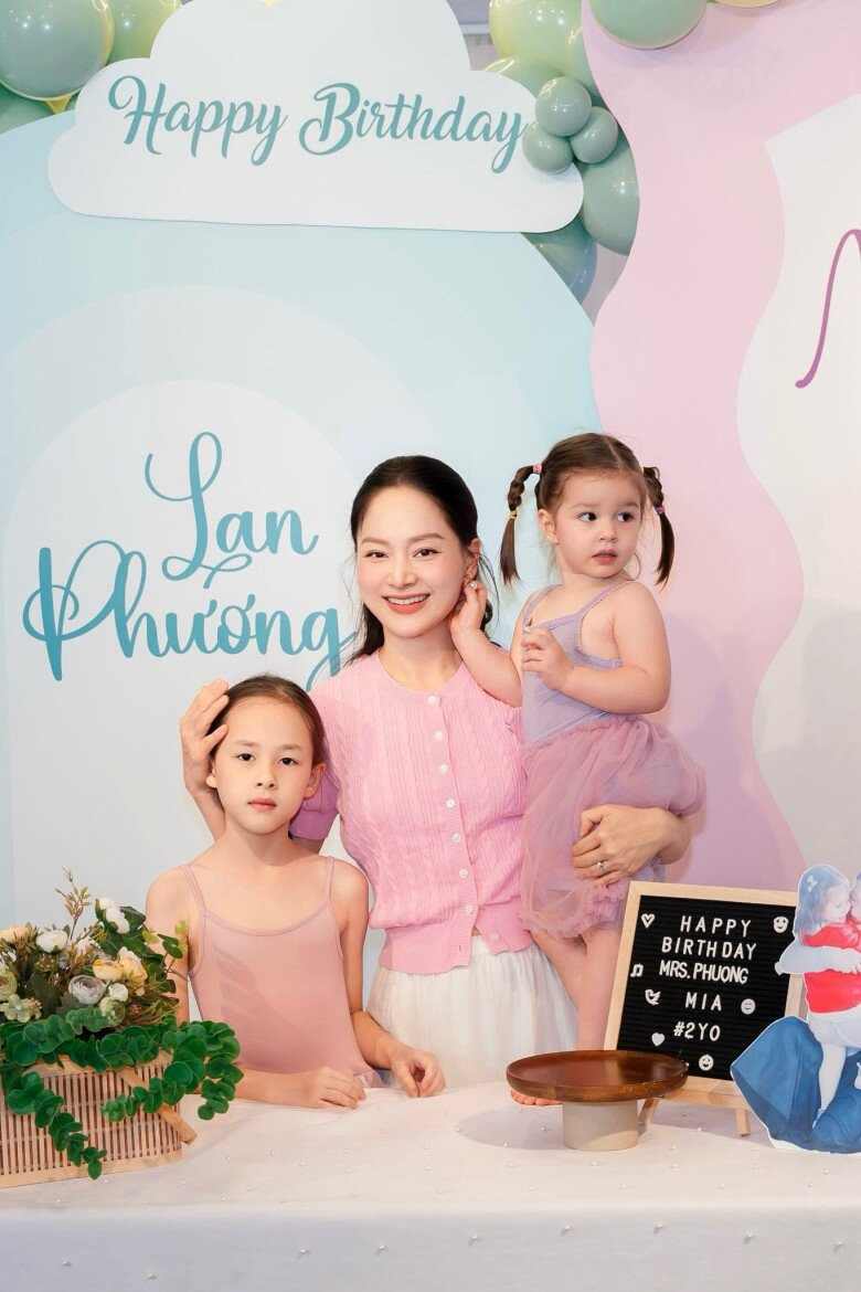 Sau ly hôn, Lan Phương đã lạc quan hơn và luôn vui vẻ bên 2 ái nữ xinh đẹp.