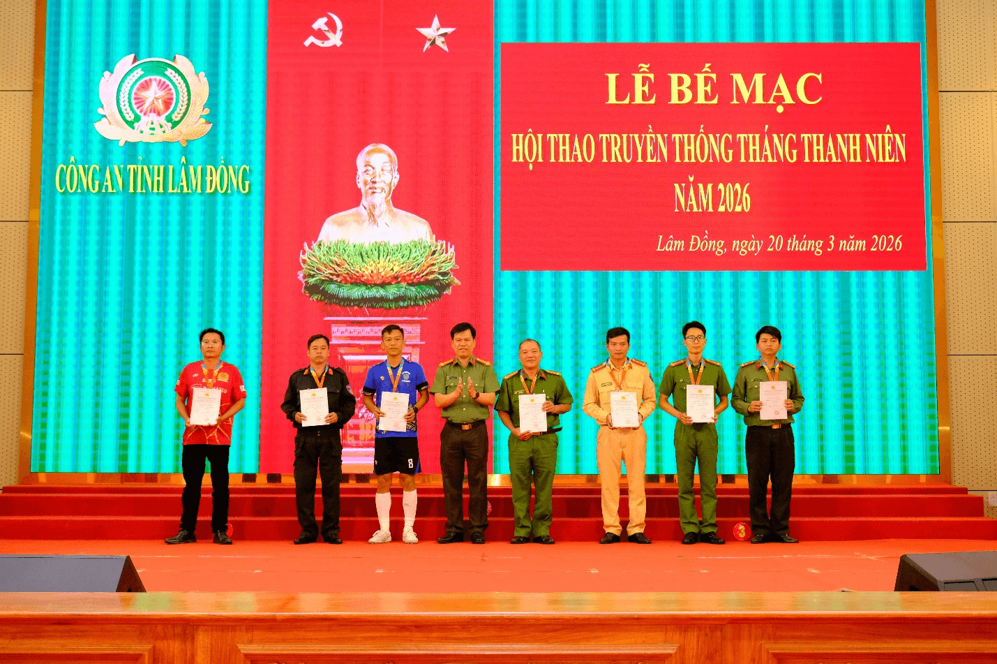 Thượng tá Trần Quang Trung, Trưởng phòng Công tác chính trị trao giải cho các vận động viên nội dung cờ tướng