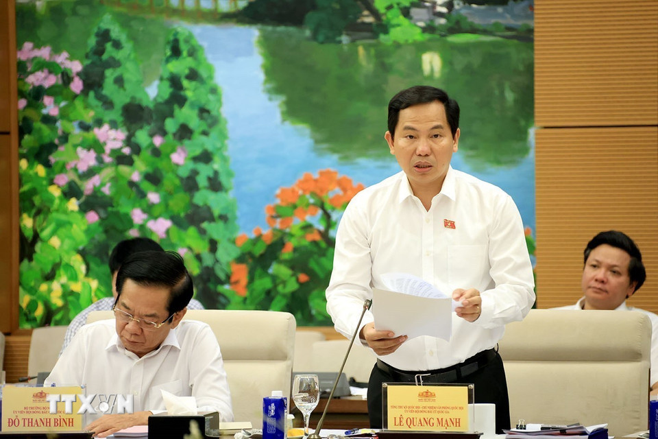 Tổng Thư ký, Chủ nhiệm Văn phòng Quốc hội Lê Quang Mạnh đọc dự thảo báo cáo tổng kết bầu cử Quốc hội. (Ảnh: Tuấn Anh/TTXVN)