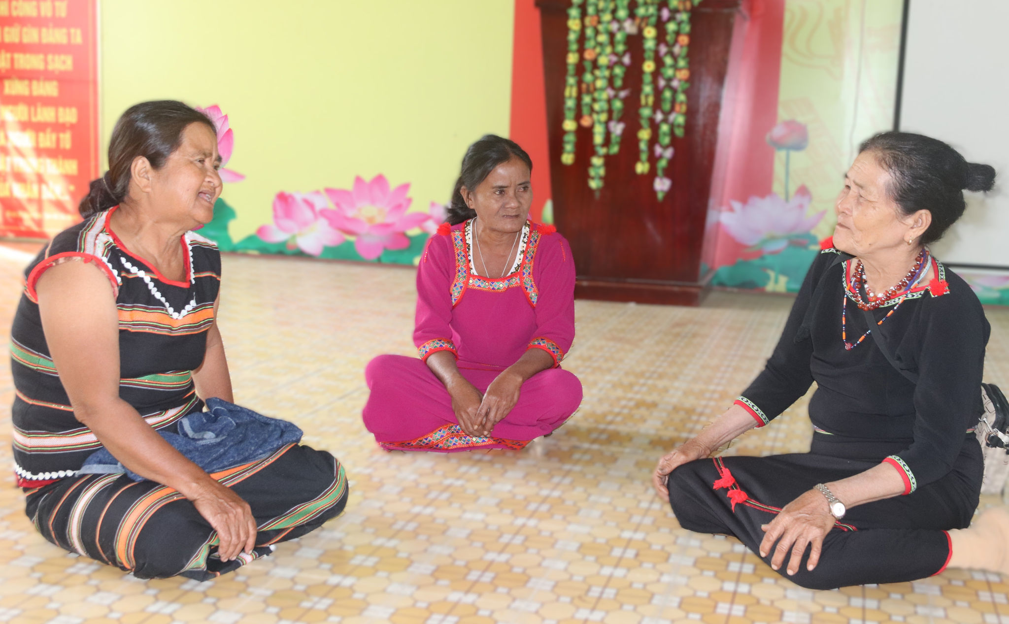 Chị em bà Đào Thị Phân, thôn 1 xã Phan Sơn đang ngân lên điệu hát Hari