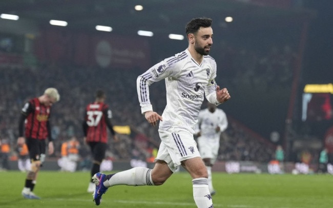 Bruno Fernandes ăn mừng bàn thắng mở tỷ số cho Manchester United.