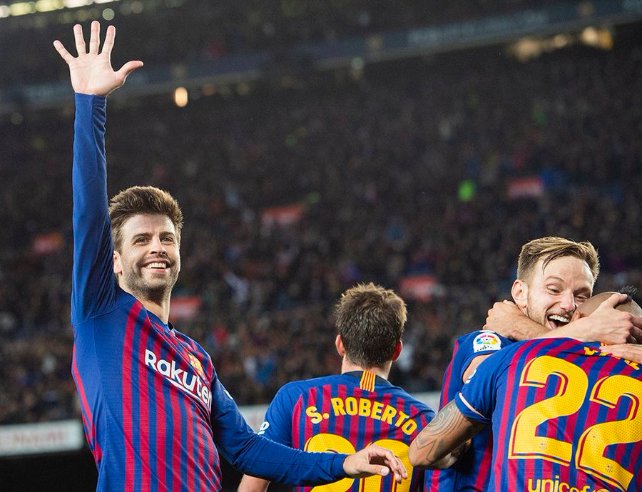 Khoảnh khắc Pique giơ tay năm ngón tại Camp Nou sau chiến thắng 5-0.