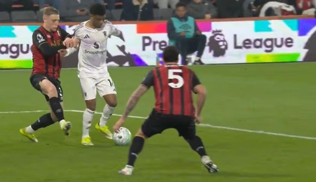 Tình huống Amad Diallo bị phạm lỗi trong vòng cấm Bournemouth.
