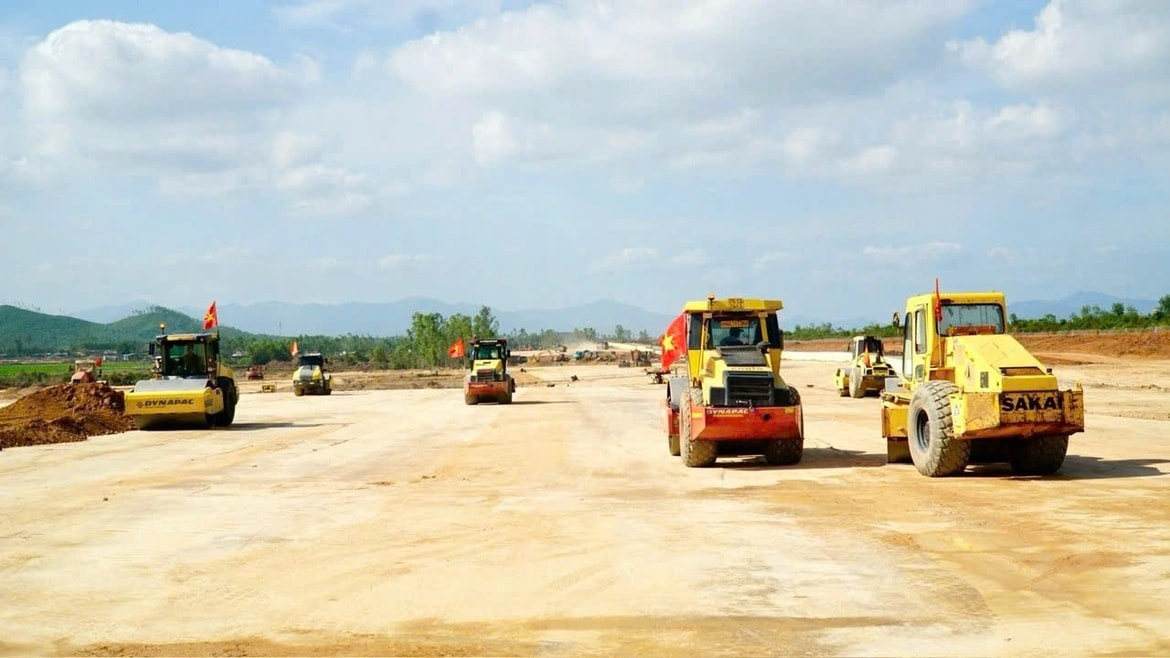 Đơn vị thi công triển khai xây dựng tại Cảng hàng không Phù Cát.