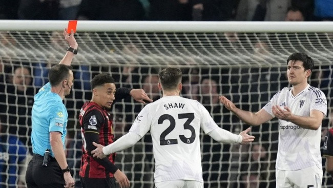 Harry Maguire nhận thẻ đỏ trực tiếp trong trận đấu với Bournemouth.
