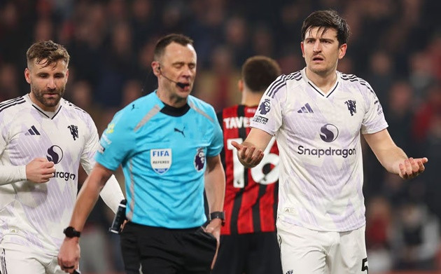 Harry Maguire tranh cãi với trọng tài sau khi nhận thẻ đỏ.