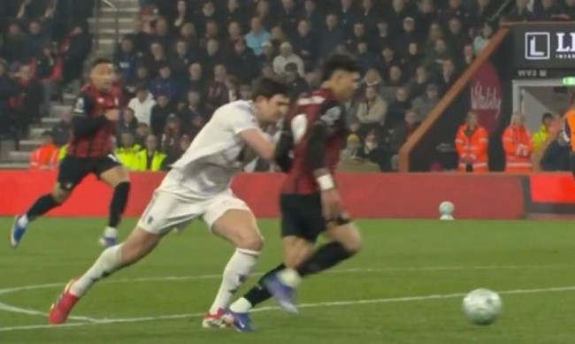 Harry Maguire phạm lỗi dẫn đến quả phạt đền và thẻ đỏ trực tiếp.