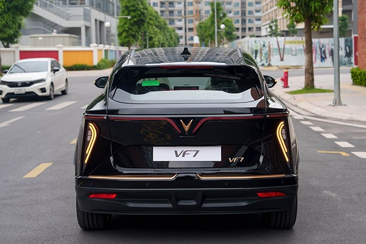 Đuôi xe VinFast VF 7 với dải LED đặc trưng