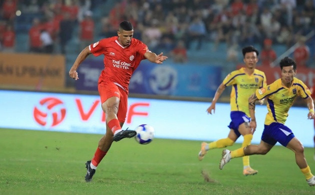 Lucao ăn mừng bàn thắng mở tỷ số cho Thể Công Viettel trong trận đấu với Bắc Ninh tại Cúp Quốc gia.