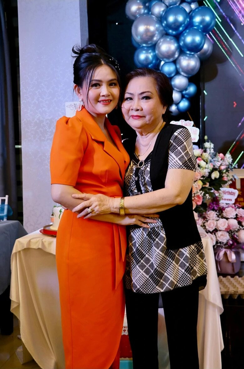 Trinh Trinh bên mẹ. Nghệ sĩ Xuân Yến đã ra đi để lại nhiều tiếc thương cho gia đình và người hâm mộ.
