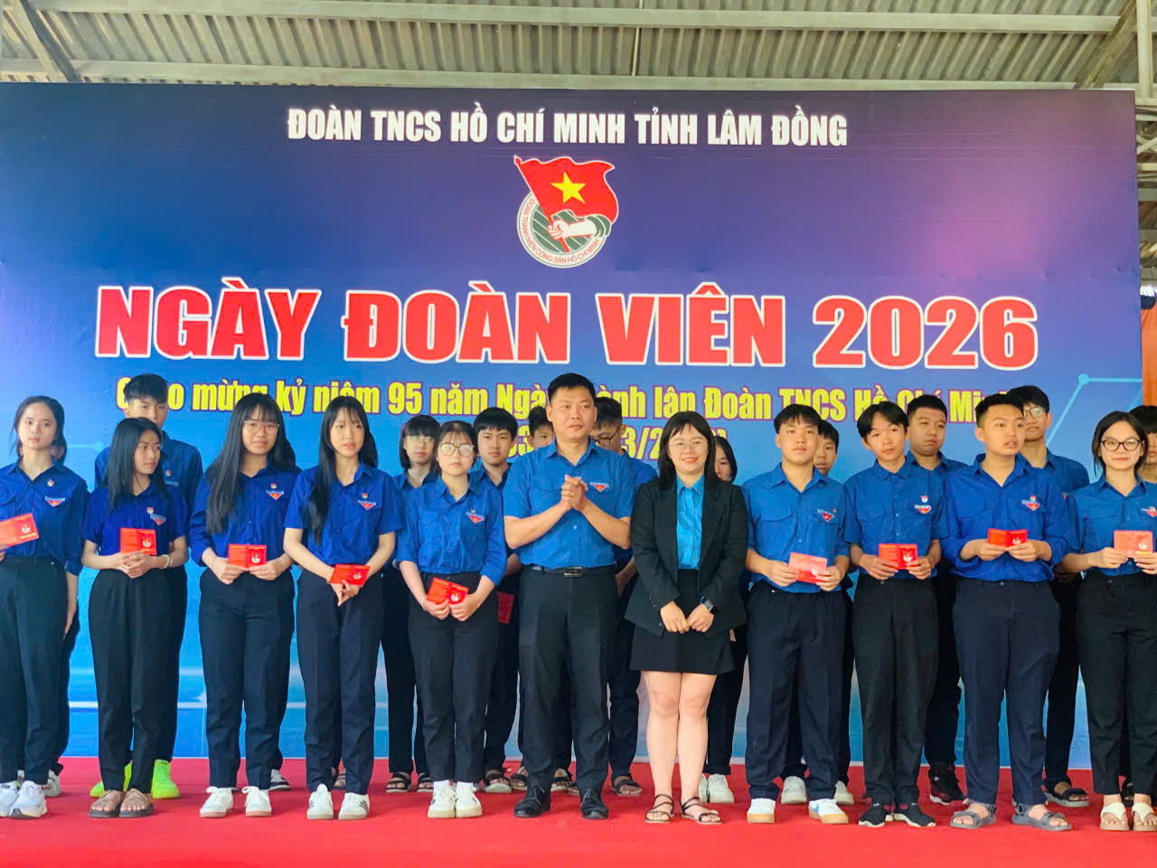 Anh Trần Việt Anh, Phó bí thư Tỉnh Đoàn Lâm Đồng trao thẻ đoàn viên cho các em học sinh trường THCS Lộc Sơn, phường B