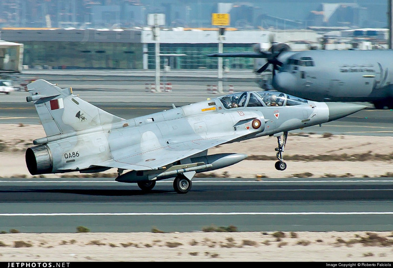 Phi đội Mirage 2000 của Qatar bao gồm cả biến thể một chỗ ngồi và hai chỗ ngồi.