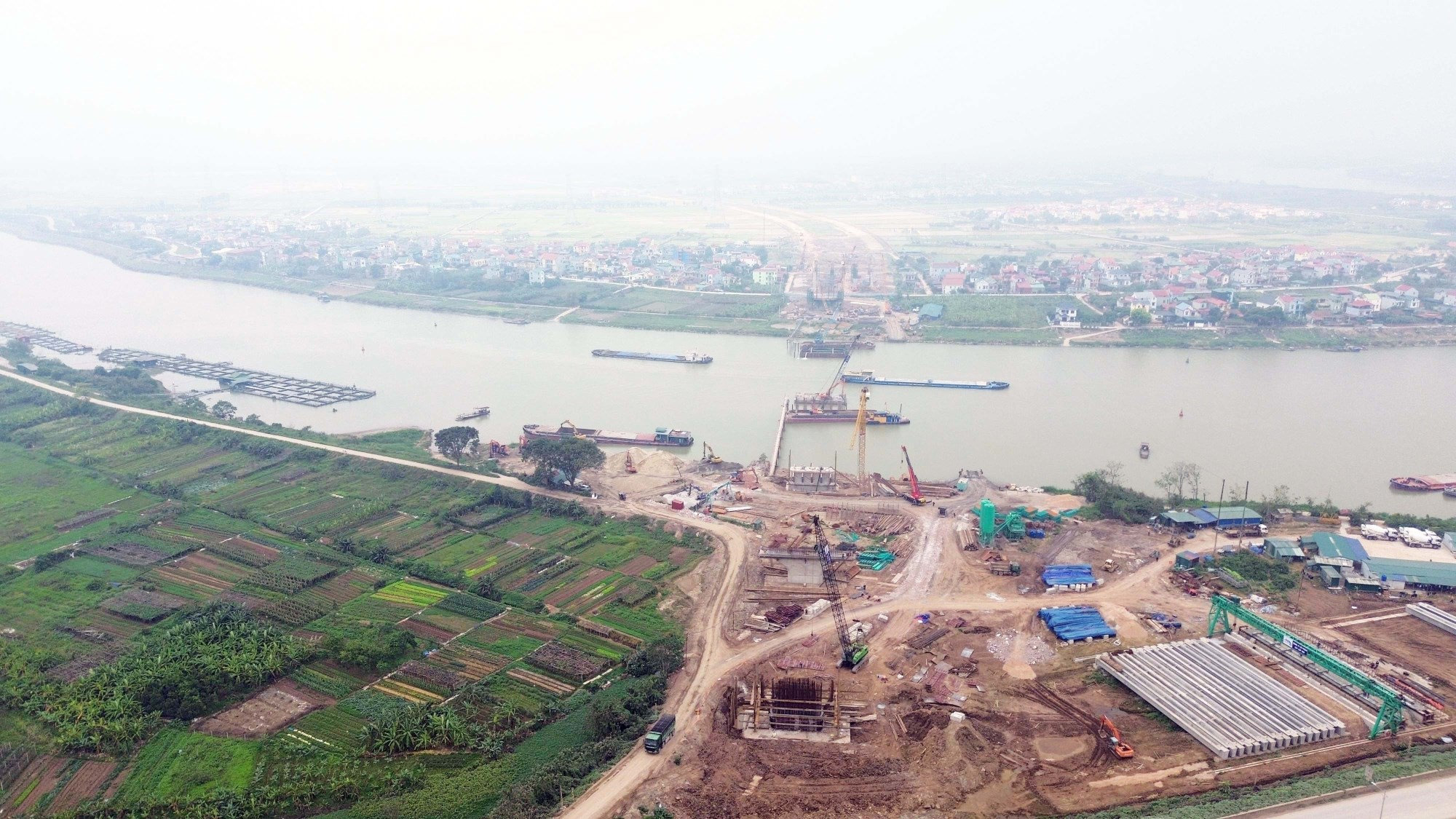 Cầu Hoài Thượng đi qua địa phận xã Chi Lăng, Đông Cứu và phường Mão Điền
