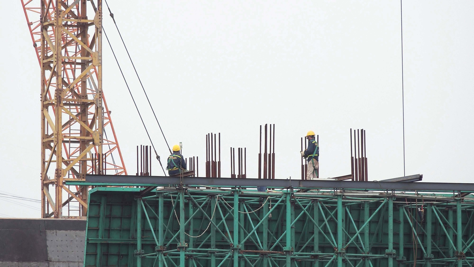 Công nhân tập trung thi công trên công trường cầu Hoài Thượng