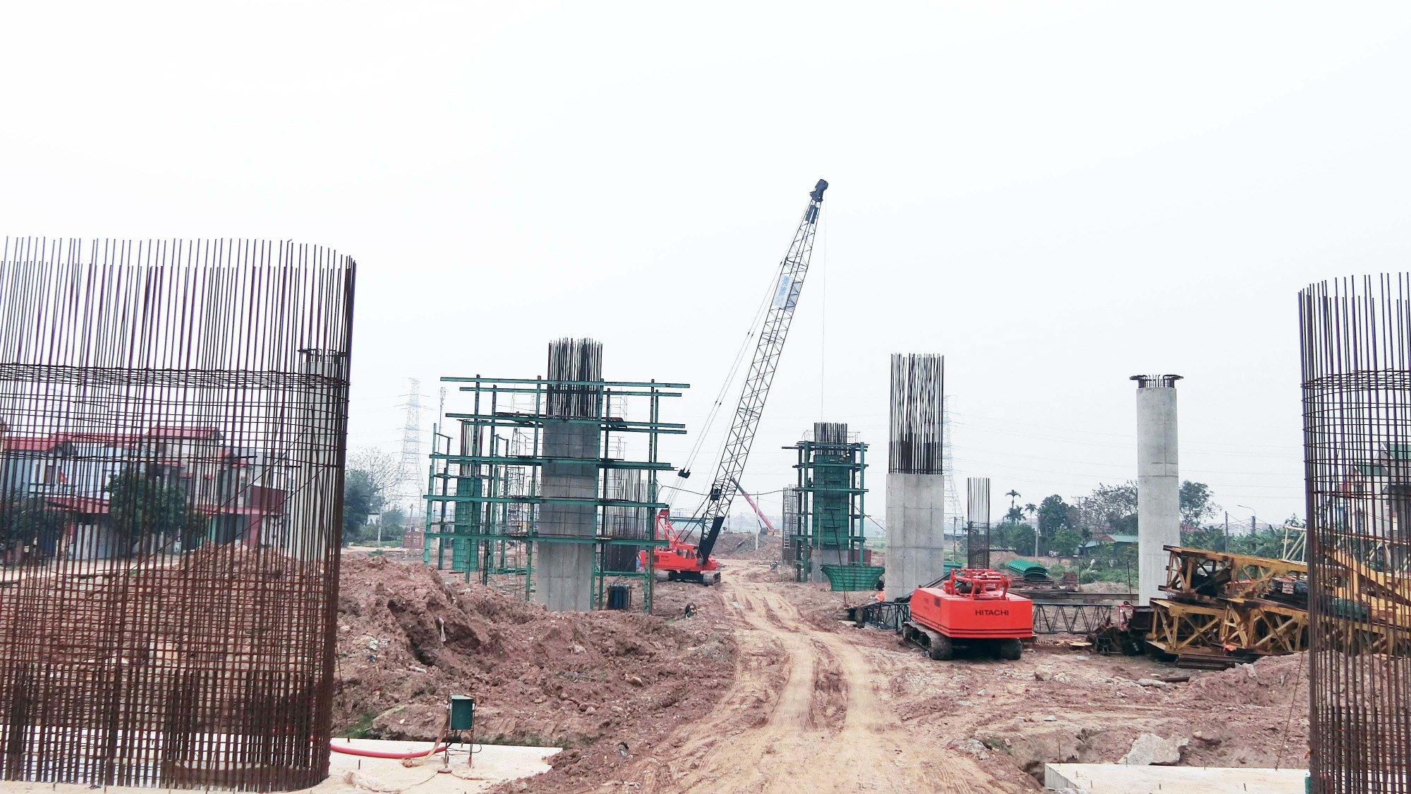 Thi công trụ cầu Hoài Thượng phía bờ xã Chi Lăng