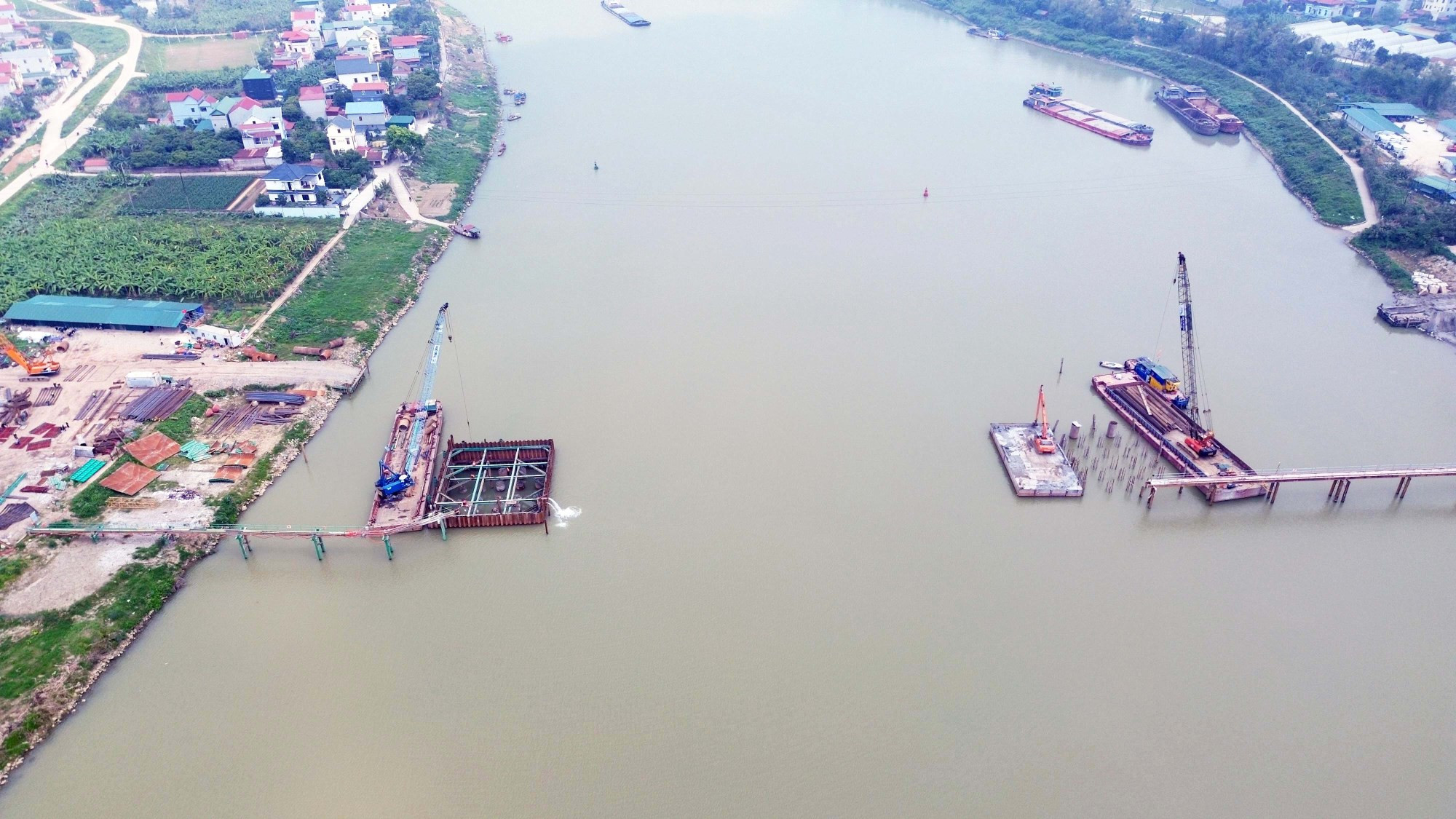 Thi công cọc khoan nhồi trụ cầu dưới lòng sông Đuống