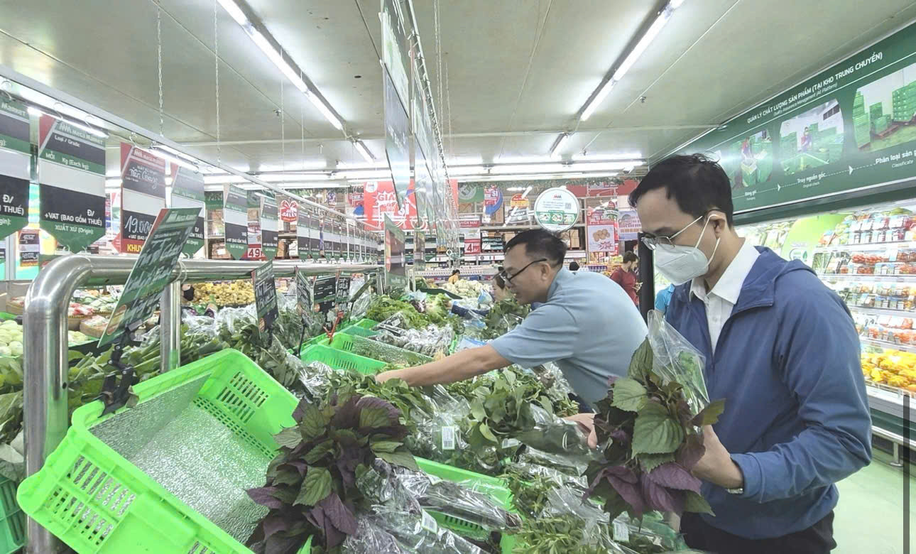 Giá thực phẩm leo thang gây áp lực tới người mua và doanh nghiệp. (Ảnh: Khổng Chiêm)