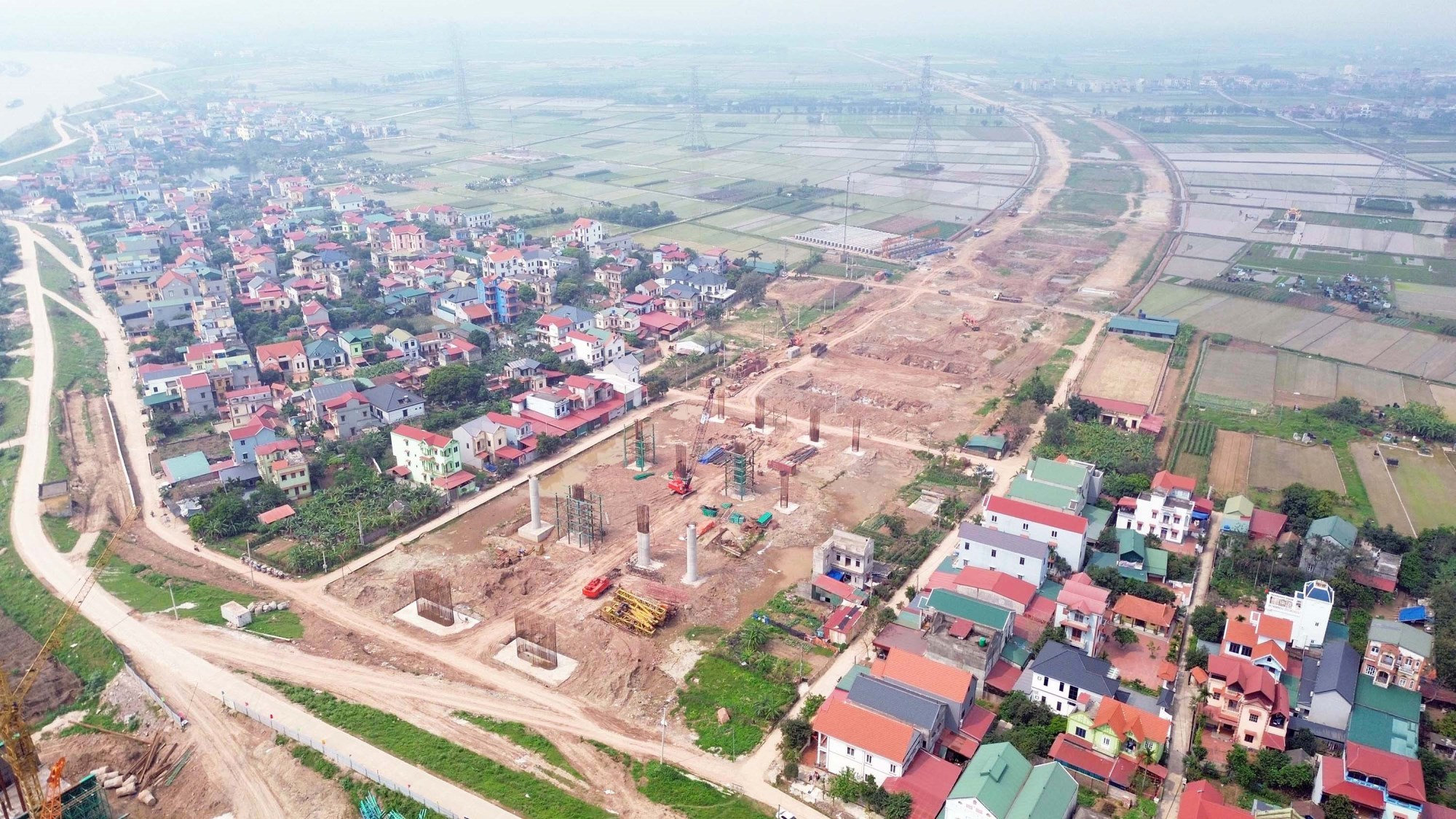 Hình hài cầu Hoài Thượng đang dần lộ diện tại hai bên bờ sông