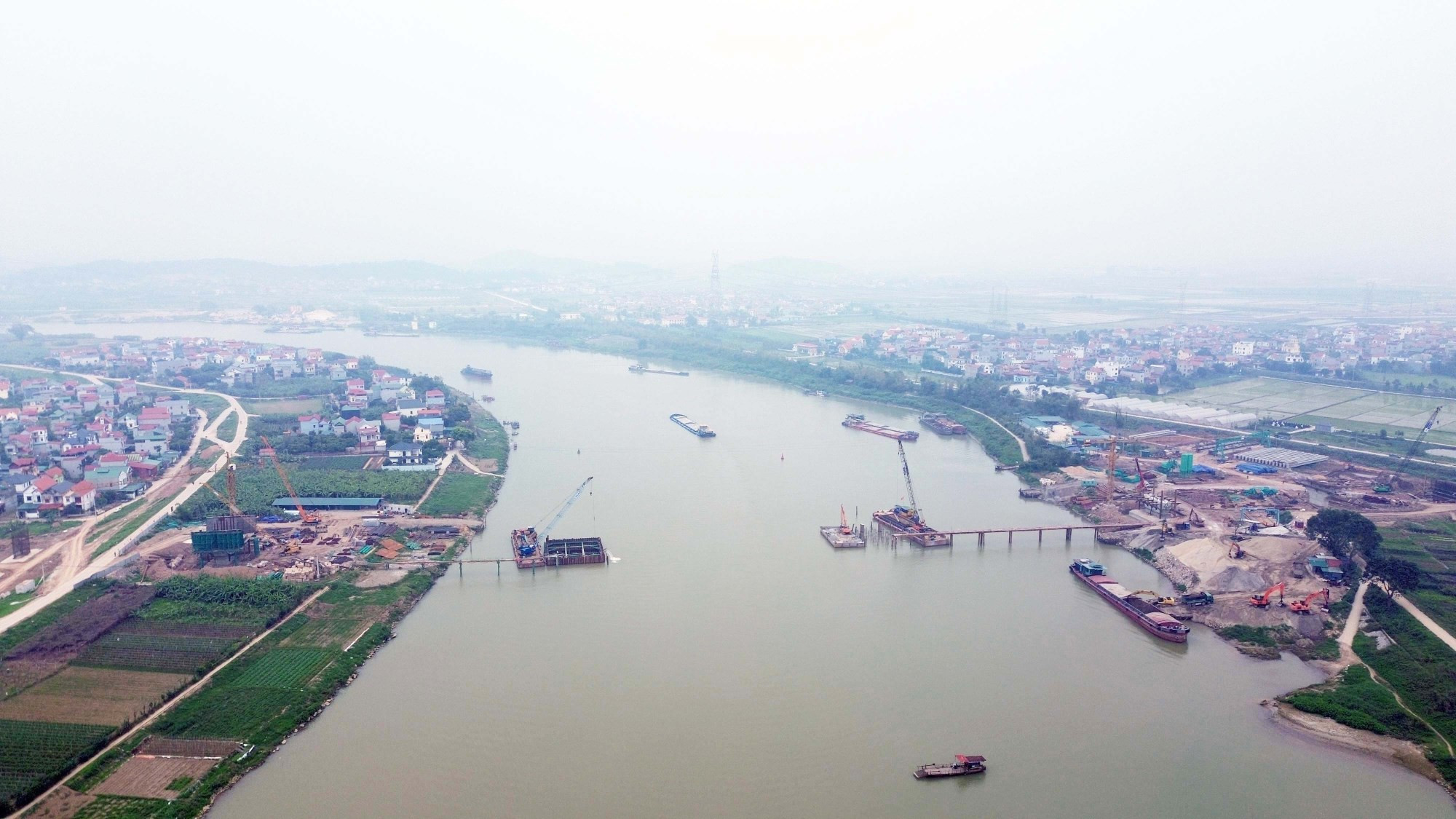 Toàn cảnh công trường cầu Hoài Thượng vượt sông Đuống