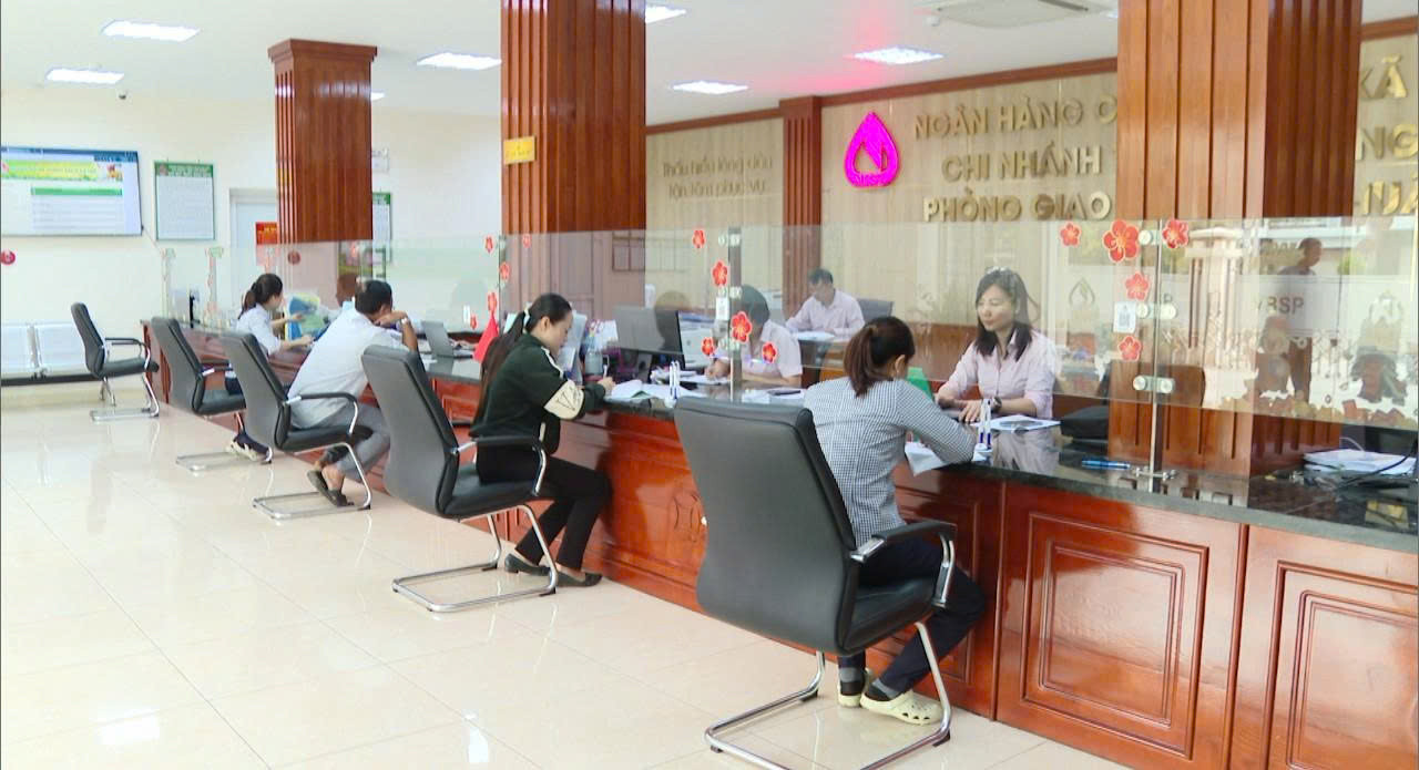 Phòng giao dịch Ngân hàng Chính sách xã hội Bình Thuận giải ngân cho khách hàng