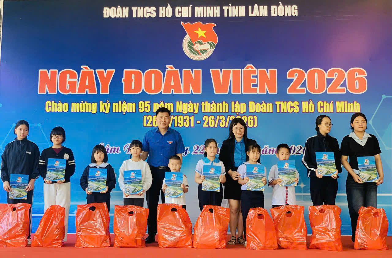 Trao học bổng cho học sinh, con em công nhân, người lao động Chỉ nhánh CTY TNHH May mặc First Team Việt Nam - Lâm Đồng