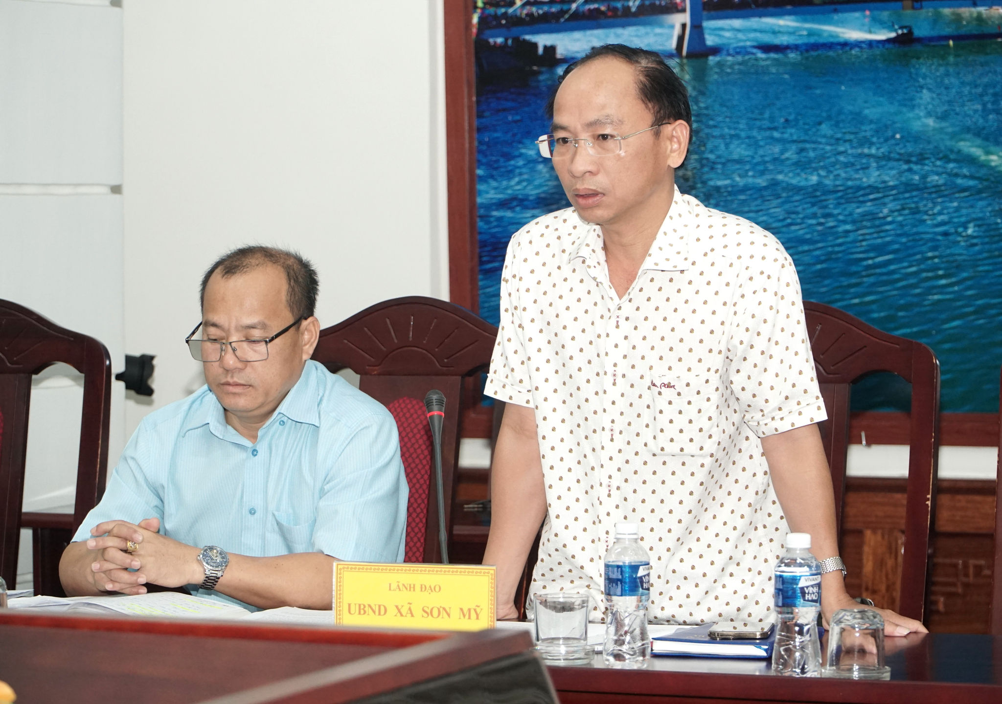 Lãnh đạo UBND xã Sơn Mỹ báo cáo tại cuộc họp