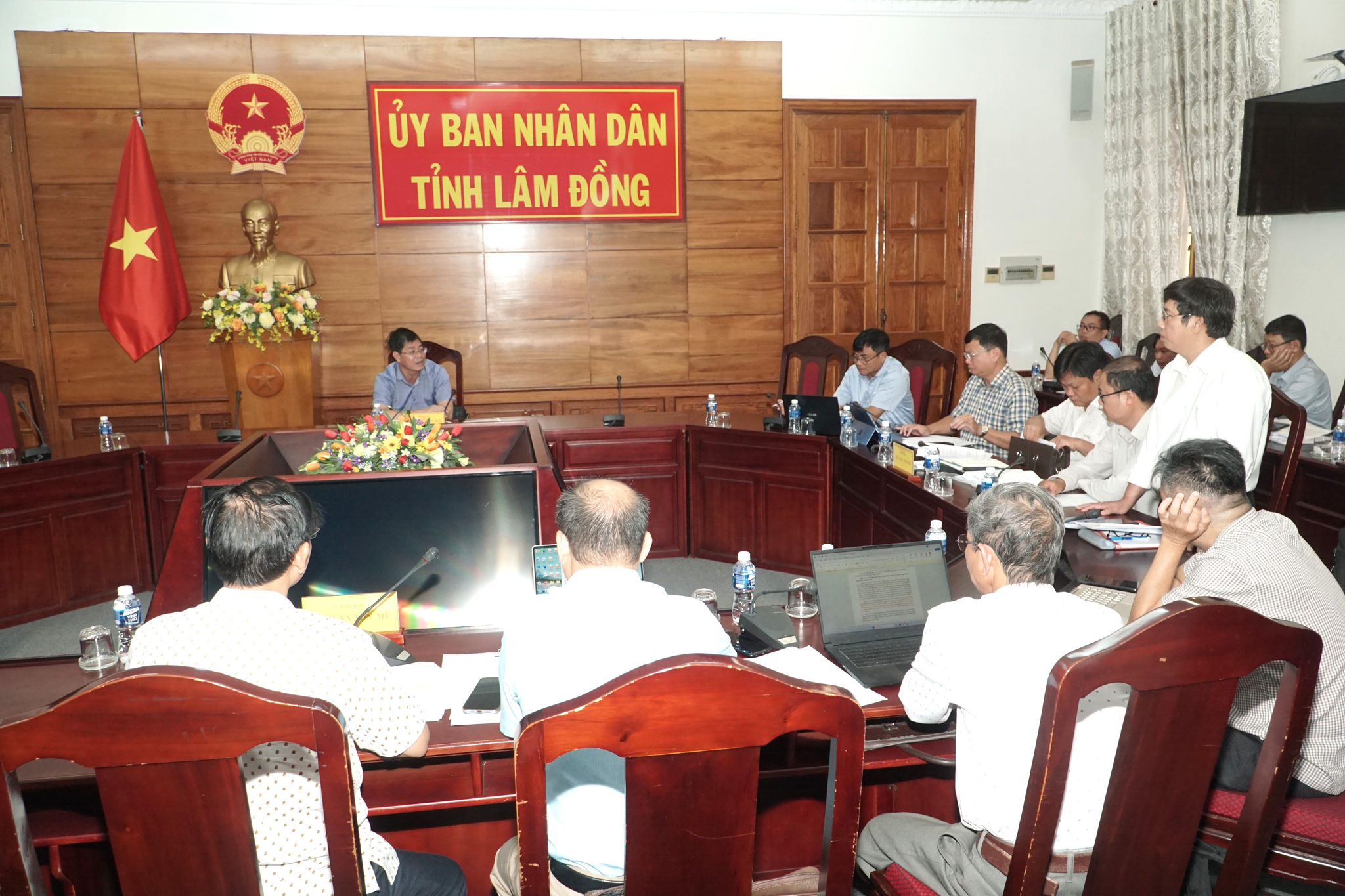 Quang cảnh cuộc họp