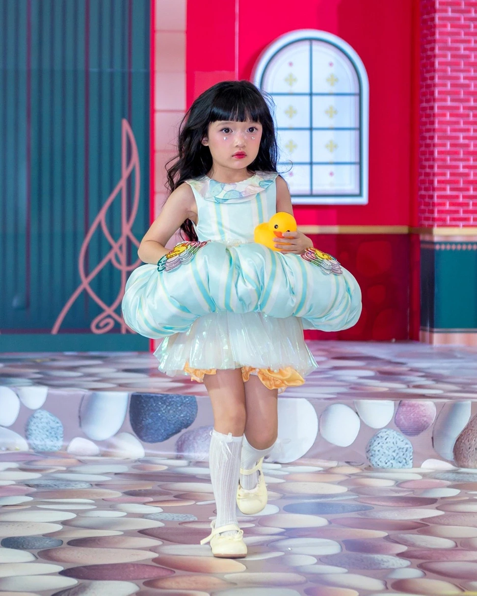 Ái nữ nhà Trường Giang và Nhã Phương tự tin catwalk trong show diễn thời trang.