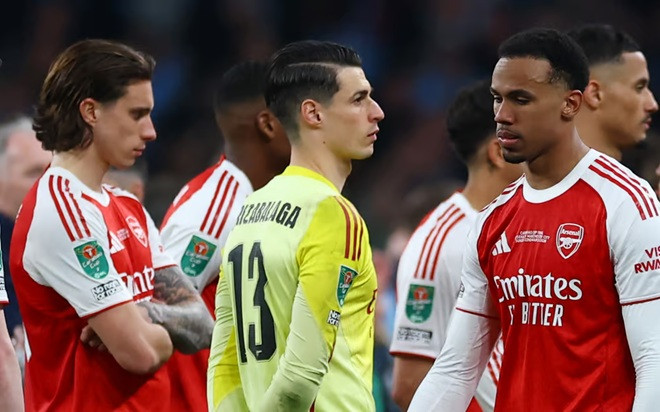 Các cầu thủ Arsenal thất vọng sau trận thua Man City tại Wembley.