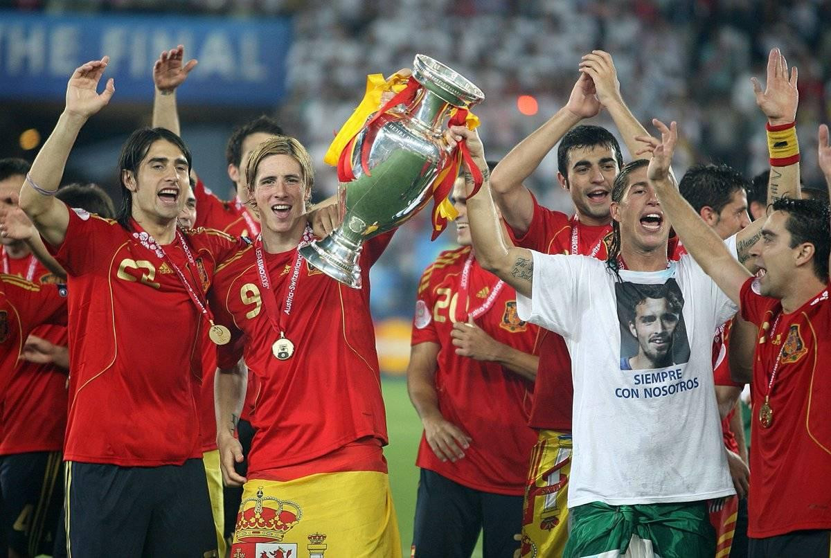 Đội tuyển Tây Ban Nha ăn mừng chức vô địch EURO 2008, mở đầu kỷ nguyên thống trị thế giới.