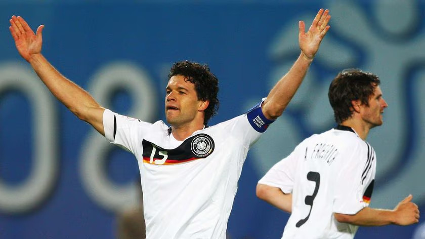 Michael Ballack và các đồng đội tạo ra sức ép nghẹt thở lên phần sân Tây Ban Nha.
