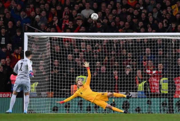 Khoảnh khắc Kepa sút hỏng quả phạt đền quyết định trong trận chung kết Carabao Cup 2022 với Liverpool.