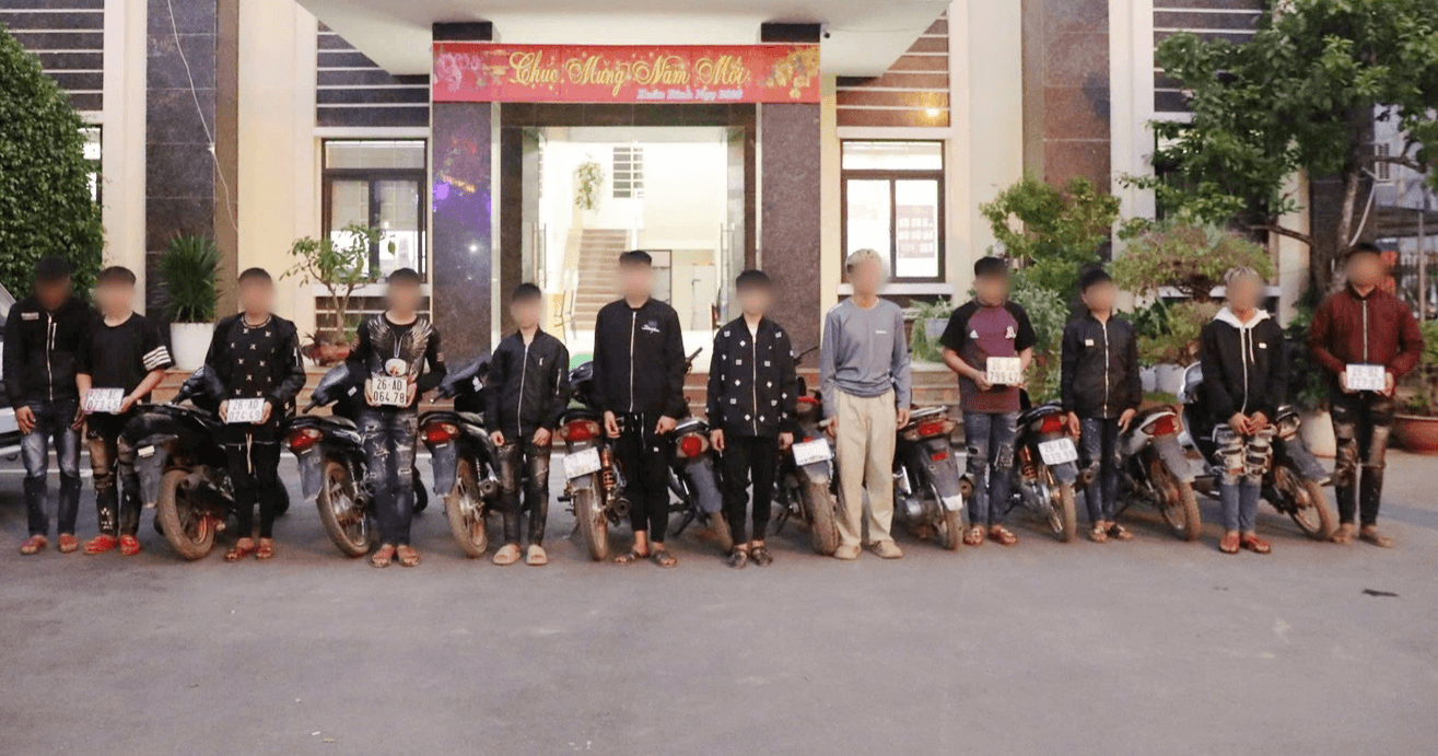 Nhóm thanh thiếu niên cùng phương tiện vi phạm tại cơ quan Công an Sơn La