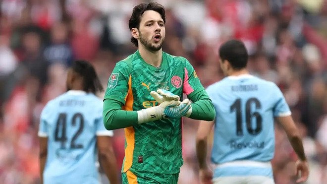 James Trafford (8): Một màn trình diễn vô cùng chắc chắn.