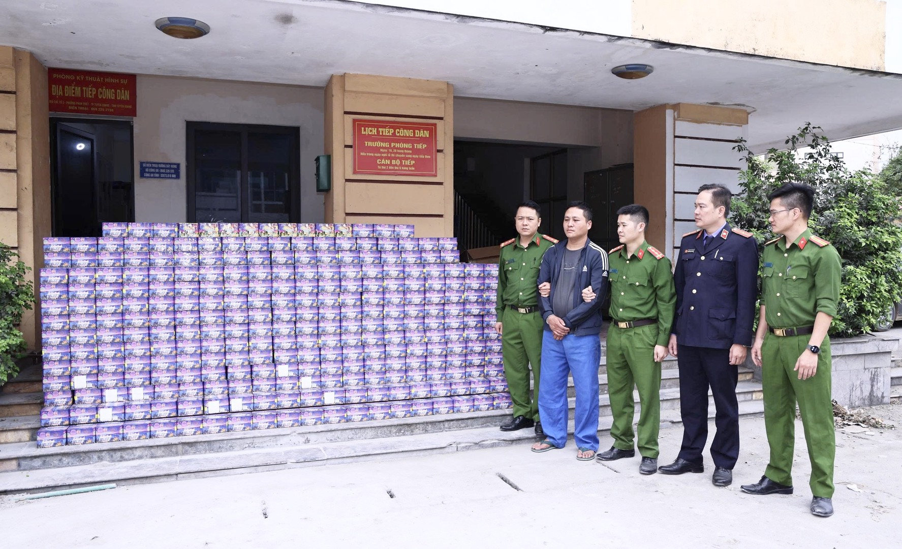 Đối tượng Trần Văn Trí và tang vật pháo nổ bị thu giữ tại Tuyên Quang