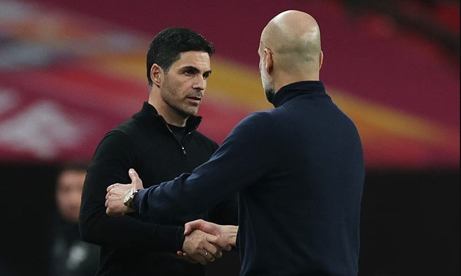 Arteta thất thần trước Pep Guardiola trong trận chung kết Carabao Cup.