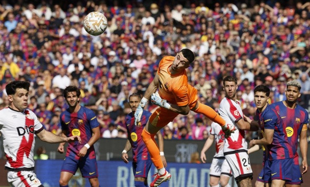 Joan Garcia giúp Barca giữ sạch lưới để giành 3 điểm trước Rayo Vallecano
