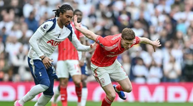 Elliot Anderson thi đấu ấn tượng trong màu áo Nottingham Forest chống lại Tottenham Hotspur.