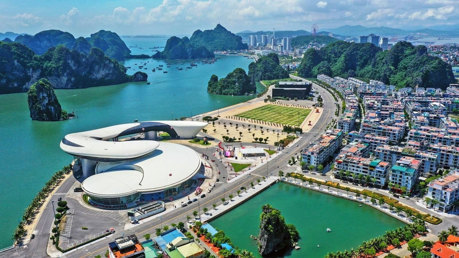 Toàn cảnh đô thị Quảng Ninh định hướng trở thành thành phố trực thuộc Trung ương.
